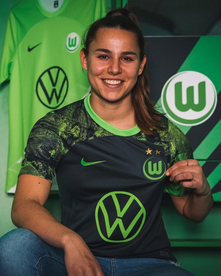 Camisola 2º Wolfsburg 2324.jpg